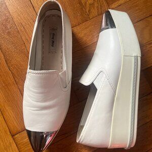 MIU MIU!! WHITE LEATHER SLIP-ON W/SILVER TONE METAL TOE CAP & LOW PLATFORM - 41